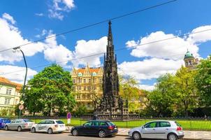 Prag, Tjeckien, 13 maj 2019 kranner fontän nygotisk monument till kejsar francis i av Österrike foto