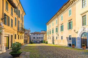 Brescia, Italien, 11 september 2019 romersk museumsbyggnad Museo Romano på torget Piazza del Foro foto