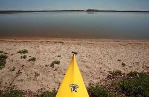 kajak på stranden vid sjön Winnipeg foto