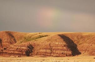 partiell regnbåge över den stora leriga dalen i saskatchewan foto