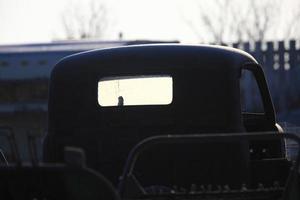 gammal lastbil soluppgång reflektion hytt foto