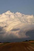 thunderhead moln bildas i natursköna saskatchewan foto