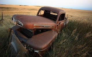 övergiven gårdsbil i natursköna saskatchewan foto