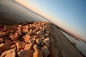 vågbrytare längs sjön Winnipeg foto