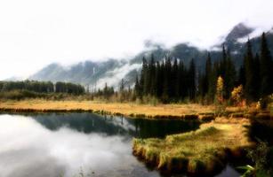 reflektioner över en british columbia sjö foto