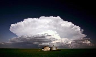 stormmoln över saskatchewan spannmålsmagasin foto