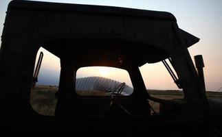 övergiven traktorhytt i natursköna saskatchewan foto