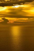 himlen före soluppgången med reflektion i havet. foto