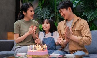Ungt asiatiskt par firar sin dotters födelsedag foto