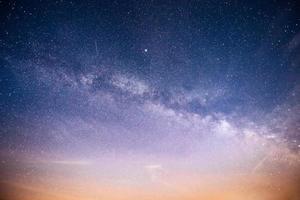 pulserande natthimmel med stjärnor och nebulosa och galax. deep sky astrofoto foto