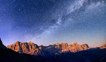 fantastiskt vintermeteorregn och berg i dimman foto