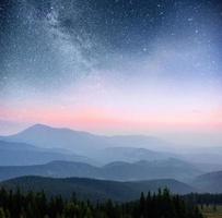 mejeri star trek i skogen. dramatisk och pittoresk scen. fantastisk stjärnhimmel och Vintergatan foto