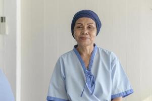 porträtt av senior cancerpatient kvinna som bär huvudduk på sjukhus, sjukvård och medicinskt koncept foto
