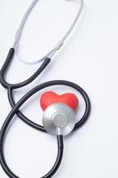 rött hjärta med medicinskt stetoskop. försäkring hälsa eller hjärtbehandling, mental hälsa koncept foto