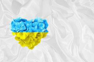 blomma hjärta gul och blå ukrainska flaggan färg med kopia utrymme foto