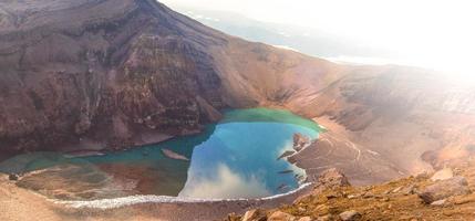 grön sjö i mynningen av vulkanen gorely på kamchatkahalvön foto