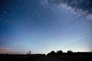 pulserande natthimmel med stjärnor och nebulosa och galax. deep sky astrofoto foto