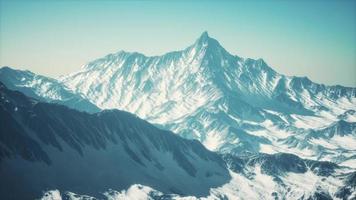 panoramautsikt över bergen över snötäckta toppar och glaciärer foto