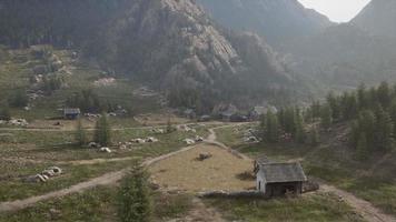 berömd bergsby som ligger intill berget av österrikiska alperna foto