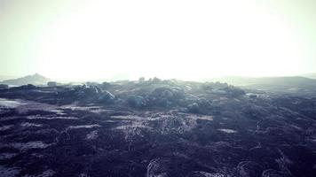 naturskönt landskap med vackra snöberg i låga moln foto