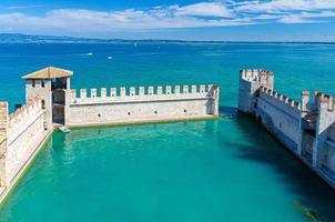 liten befäst hamn med turkost vatten, scaligero slott castello i sirmione foto