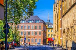 Köln gata med gamla saint alban kyrka och standesamt byggnader foto