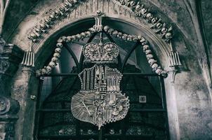 kutna hora kyrka med pelargång av mänskliga ben och dödskallar foto