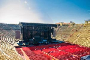 verona arena interiör inifrån med stenställningar. romersk amfiteaterarena foto