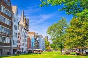 Köln, Tyskland, 23 augusti 2019 typiska tyska hus och byggnader och grön gräsmatta i Köln foto