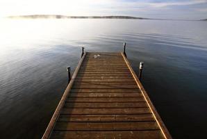 båtbrygga på en saskatchewan sjö foto