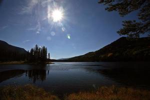 tvillingsjöar i natursköna alberta foto