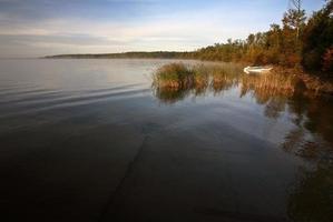 båt drog upp på stranden på saskatchewan lake foto