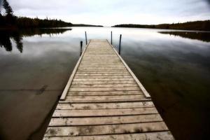 båtbrygga på en saskatchewan sjö foto