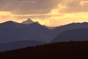 natursköna norra klipporna i British Columbia foto