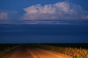 stormmoln byggnad i natursköna saskatchewan foto