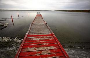 båtbrygga på en saskatchewan sjö foto