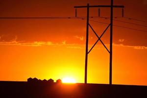 underbar solnedgång bakom saskatchewan power towers foto