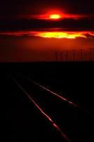 inställning av solbelysning järnvägsspår i natursköna saskatchewan foto
