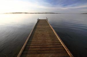 båtbrygga på en saskatchewan sjö foto