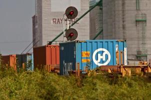 containerjärnvägsvagnar som passerar genom raymore saskatchewan foto