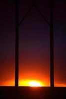 solnedgången mellan hydropoler i saskatchewan foto