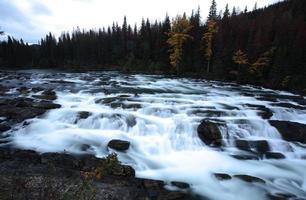 ovanifrån av kinuseo falls i alberta foto