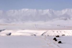 byggnader på vintern med steniga berg i bakgrunden foto