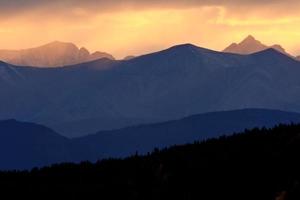 natursköna norra klipporna i British Columbia foto