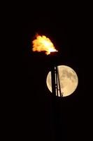 fullmåne bakom naturgaslåga foto