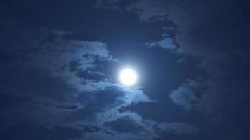 månen nattvy med den ljusa månen på den mörka himlen på natten foto