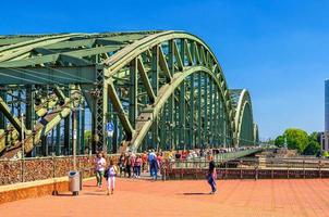 Köln, Tyskland, 23 augusti 2019 människor turister som går nerför Hohenzollern-bron eller Hohenzollernbrucke i Köln foto