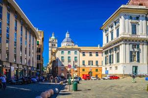 byggnader med färgglada väggar på torget piazza giacomo matteotti och kupolen i katedralen i San lorenzo katolska kyrkan foto