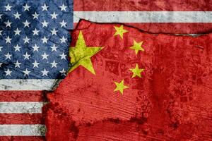USA och Kinas flagga på sprucken betongvägg bakgrund. foto