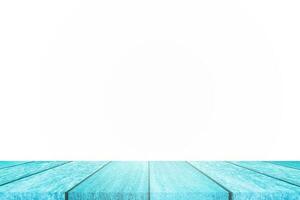 tom blå träbordsskiva på vit bakgrund. för produktvisning eller design. foto